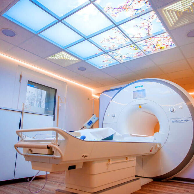 Im Metamedicum in Essen verschafft das LED-Bild oberhalb das MRTs ein spezielles Wohlfühlambiente während der radiologischen Untersuchung.