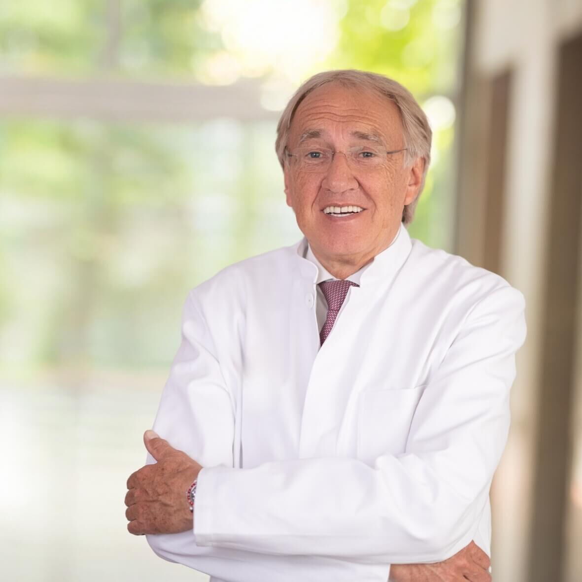 Portrait von Prof. Dr. med. Laumer Facharzt für Neurochirurgie. Seine Expertise umfasst Bandscheibenvorfall, Stenose der Lendenwirbelsäule, Stenose der Halswirbelsäule, Spondylolisthesis, künstliche Bandscheiben und Tumoren der Wirbelsäule.