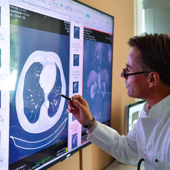 Prof. Dr. Baumgart Kardiologe  und Internist begutachtet MRT Bilder