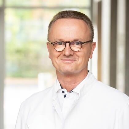 Portrait von Prof. Dr. med. Philip Hilgard Facharzt für Innere Medizin, Gastroenterologie. Seine Spezialgebiete sind die Erkrankungen des Magen-Darm-Traktes (Gastroenterologie), der Leber (Hepatologie) und der Bauchspeicheldrüse.