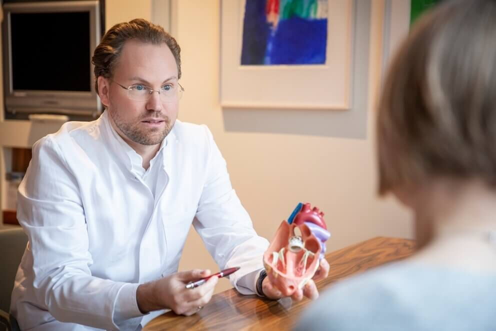 Prof. Dr. Kahlert erklärt das Herz an Hand eines Herzmodells beim Beratungsgespräch