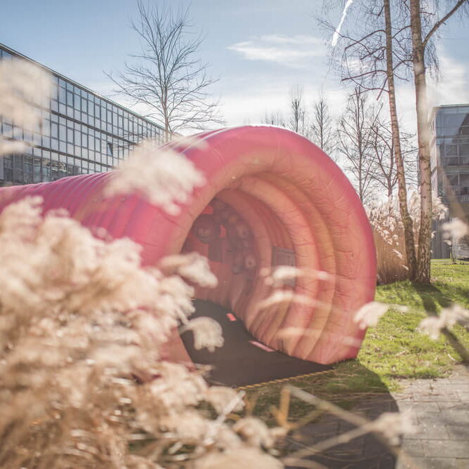 Übergroßes Darmmodell im Büropark Bredeney