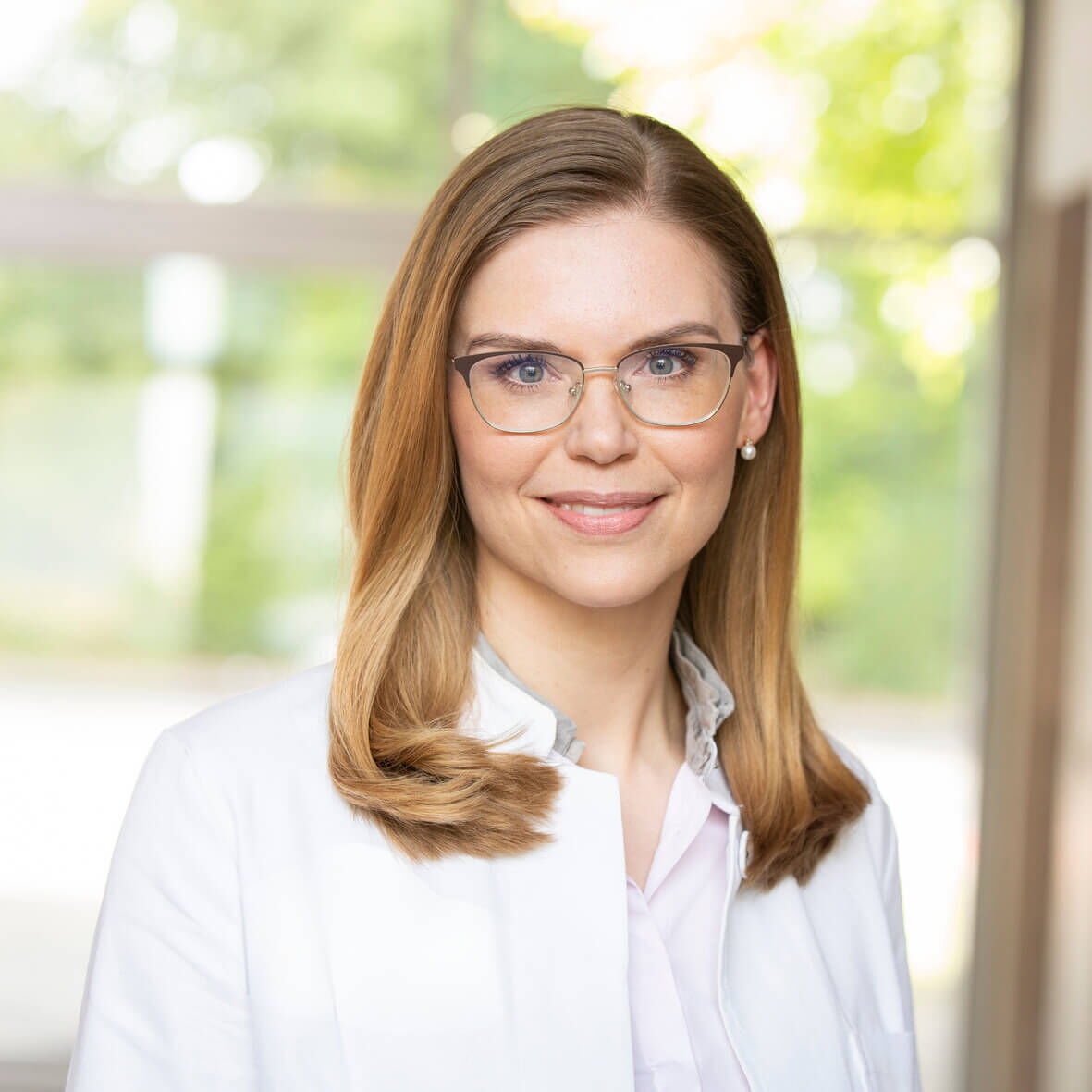 Portrait von Frau Dr. Christina Geis, Fachärztin für Radiologie. Ihr Fokus liegt bei der Schnittbilddiagnostik mittels CT und MRT, Interventionen wie perkutane Therapieverfahren (PRT), Facetteninfiltrationen (FAB), Bildgebung der Prostata -mpMRT)