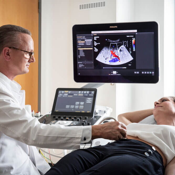 Prof. Dr. med. Philip Hilgard Facharzt für Innere Medizin, Gastroenterologie beim Sono des Bauches einer Patientin