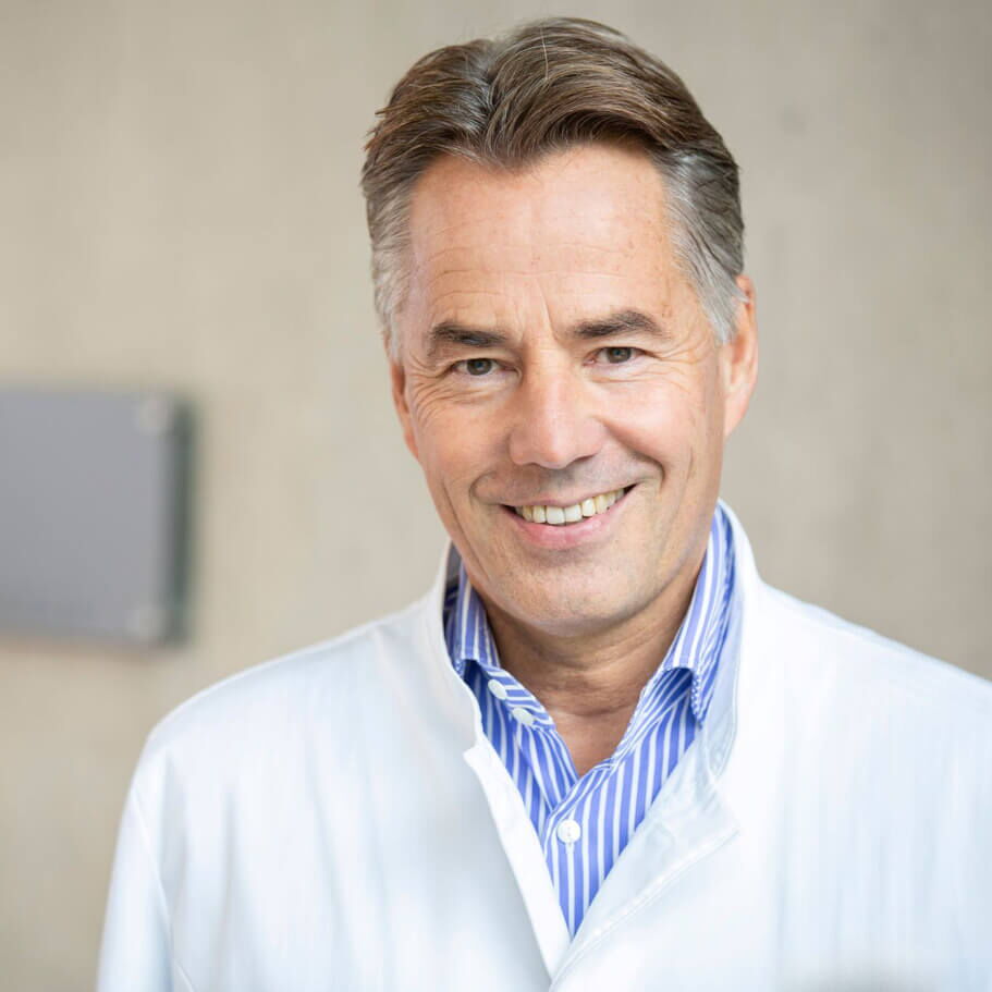 Portrait von Prof. Dr. Baumgart. Er ist Gesellschafter des Metamedium in Essen und international anerkannter Internist und Kardiologe. Zuvor leitete er das Herzkatheterlabor des Universitätsklinikums Essen.