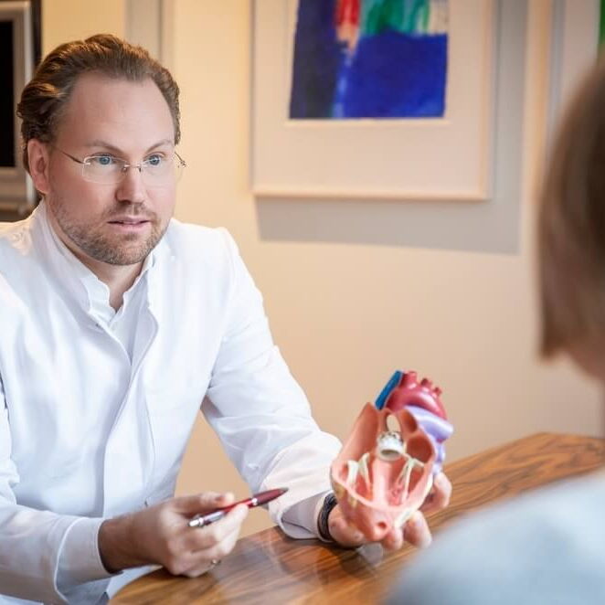 Prof. Dr. Kahlert erklärt das Herz an Hand eines Herzmodells beim Beratungsgespräch