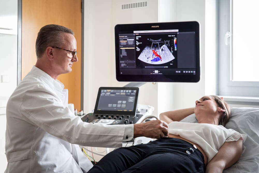 Prof. Dr. med. Philip Hilgard Facharzt für Innere Medizin, Gastroenterologie beim Sono des Bauches einer Patientin